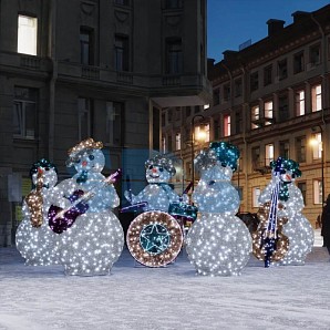 Декоративная 3D фигура Снеговик барабанщик в мишуре 215 см